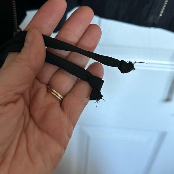 Stylish Black Vest with Zip Closure - Picture 7 of 9